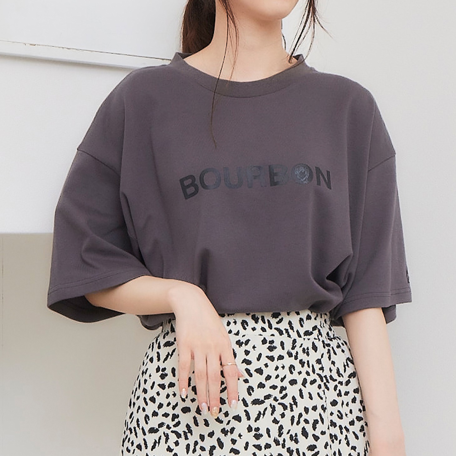 「Tシャツ（バーボン）」の着用画像。