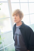 アニメ「名探偵コナン」モチーフのアイテムを着用する古谷徹。