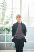 アニメ「名探偵コナン」モチーフのアイテムを着用する古谷徹。