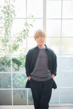 アニメ「名探偵コナン」モチーフのアイテムを着用する古谷徹。