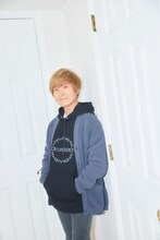 アニメ「名探偵コナン」モチーフのアイテムを着用する古谷徹。