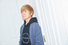 アニメ「名探偵コナン」モチーフのアイテムを着用する古谷徹。