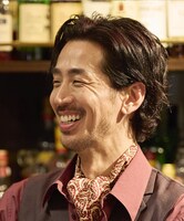 バーのマスター役の阿部大輔。