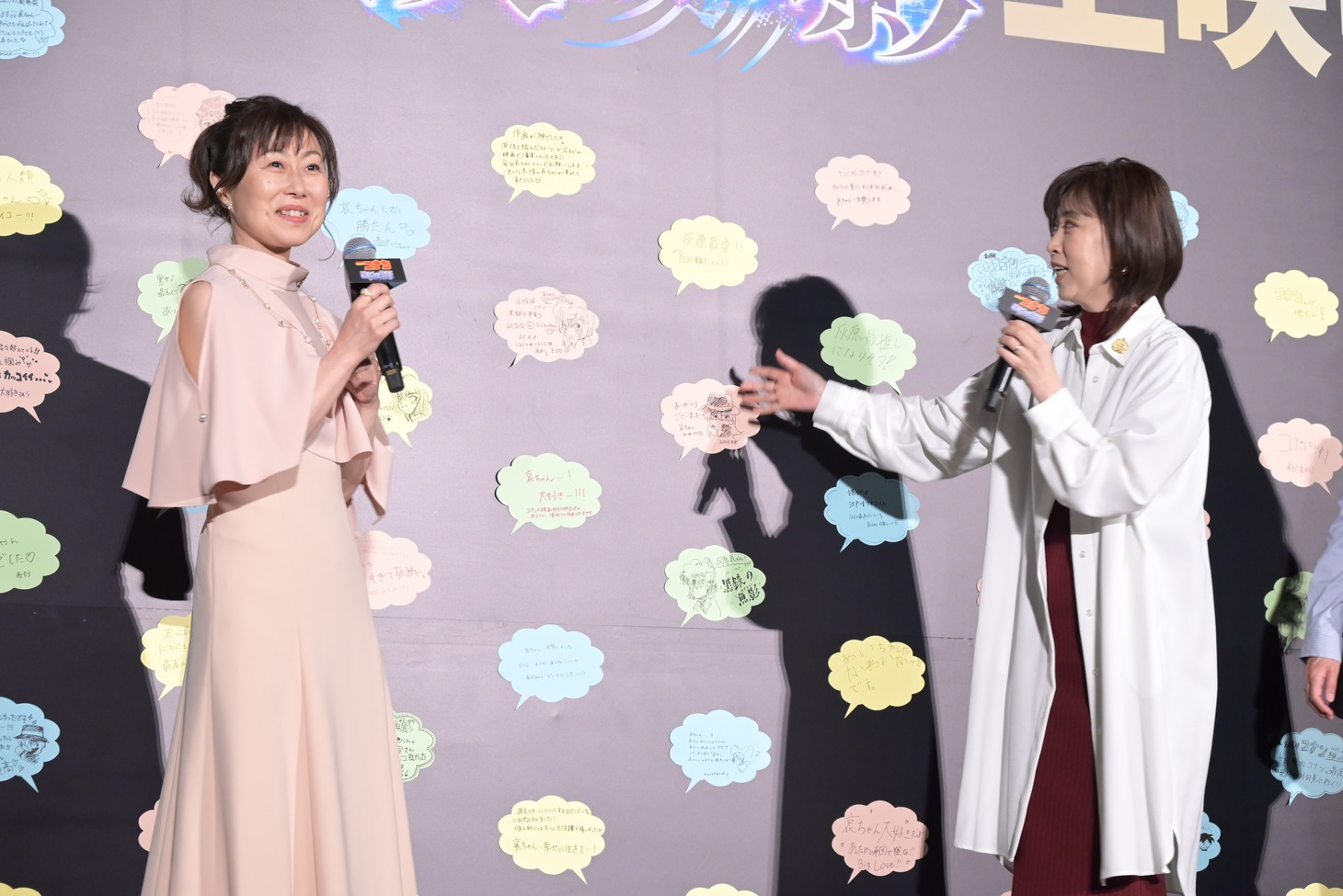 左から山崎和佳奈、林原めぐみ。