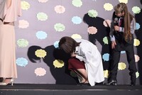 コメントを読む林原めぐみ、高山みなみ。