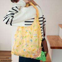 「となりのトトロ とうもろこしギフトセット」のエコバッグの使用イメージ。