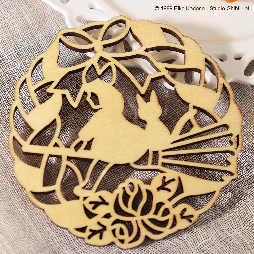 「魔女の宅急便 ティータイムの贈りもの」の木製コースター。