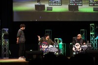 中村悠一（中央）に忍び寄るように現れたシークレットゲスト・安元洋貴（左）。