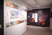 新海誠監督作品「すずめの戸締まり」展の様子。