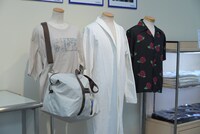 左から「Tシャツ すずめ」税込3800円、「すずめのバッグ」税込6900円、「草太シャツ」税込8000円、「芹澤シャツ」税込6800円。