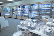 新海誠監督作品「すずめの戸締まり」展のグッズ売り場の様子。