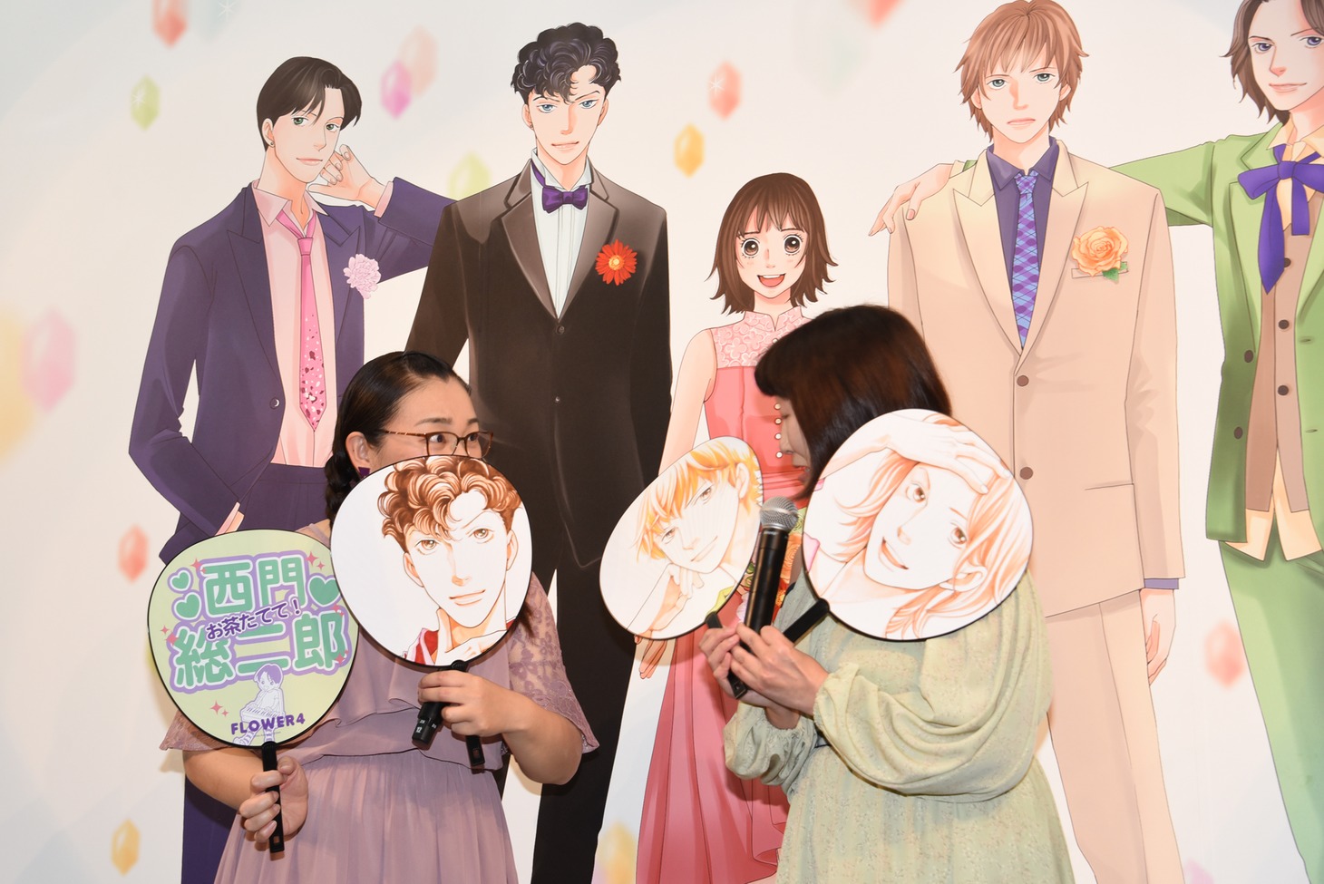グッズのうちわを持つたんぽぽ。