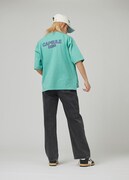 「カプセルコーポレーション（ドラゴンボール） ビッグシルエットTシャツ」着用イメージ。