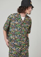 「キャラクターズ パターン（ドラゴンボール） オープンカラー半袖シャツ」着用イメージ。