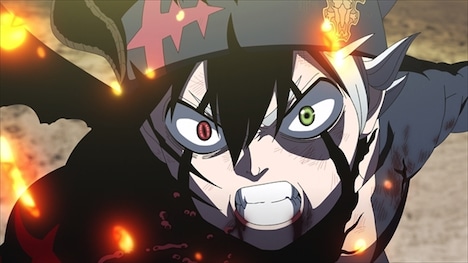 映画「ブラッククローバー 魔法帝の剣」より、激しい攻撃を受けて歯を食いしばるア スタ。