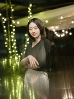 逢沢りな扮するスミレ。