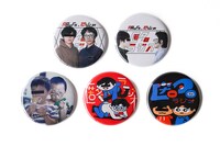 「匿名ラジオ 缶バッジコレクション」より。左上から時計回りにノーマル1、ノーマル2、error403の「ポップ2」「ポップ1」、「マジ幼少期」。