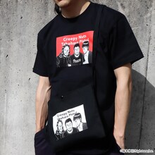 「ライブナタリー“Creepy Nuts×竹原ピストル” コラボTシャツ」と「ライブナタリー“Creepy Nuts×竹原ピストル”サコッシュ」の着用イメージ。