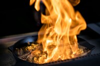 「火の悪魔のエステルヤード」フランベパフォーマンスのイメージ。