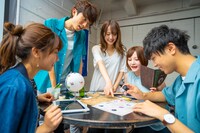 リアル脱出ゲーム×名探偵コナン「黒鉄の海中研究所からの脱出」のプレイイメージ。