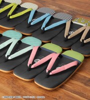 上段左から不死川実弥、伊黒小芭内、悲鳴嶼行冥モデル、下段左から時透無一郎、甘露寺蜜璃モデルの「雪駄サンダル」。