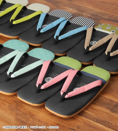 上段左から不死川実弥、伊黒小芭内、悲鳴嶼行冥モデル、下段左から時透無一郎、甘露寺蜜璃モデルの「雪駄サンダル」。