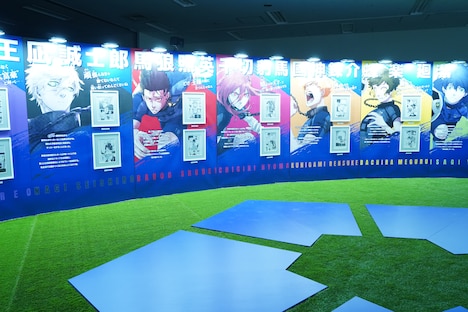 「ブルーロック展」の様子。