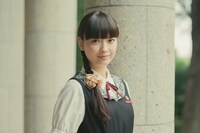 茅島みずき扮する深月綾。