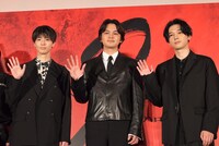 映画「東京リベンジャーズ2 血のハロウィン編 -運命-」舞台挨拶より。左から高杉真宙、北村匠海、吉沢亮。