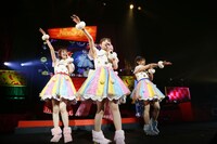 NonSugar。左から太陽ペッパー役の山下七海、真中のん役の田中美海、月川ちり役の大森日雅。