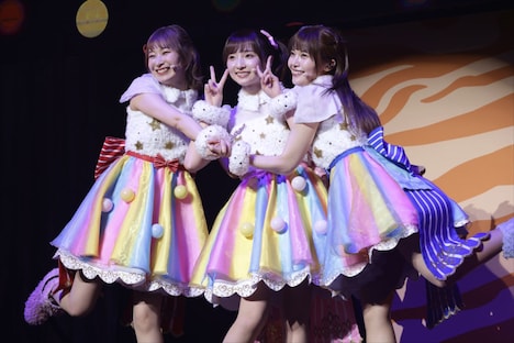 NonSugar。左から太陽ペッパー役の山下七海、真中のん役の田中美海、月川ちり役の大森日雅。