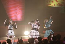 NonSugar。左から太陽ペッパー役の山下七海、真中のん役の田中美海、月川ちり役の大森日雅。