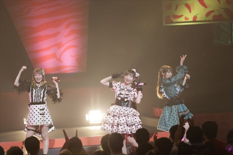 NonSugar。左から太陽ペッパー役の山下七海、真中のん役の田中美海、月川ちり役の大森日雅。