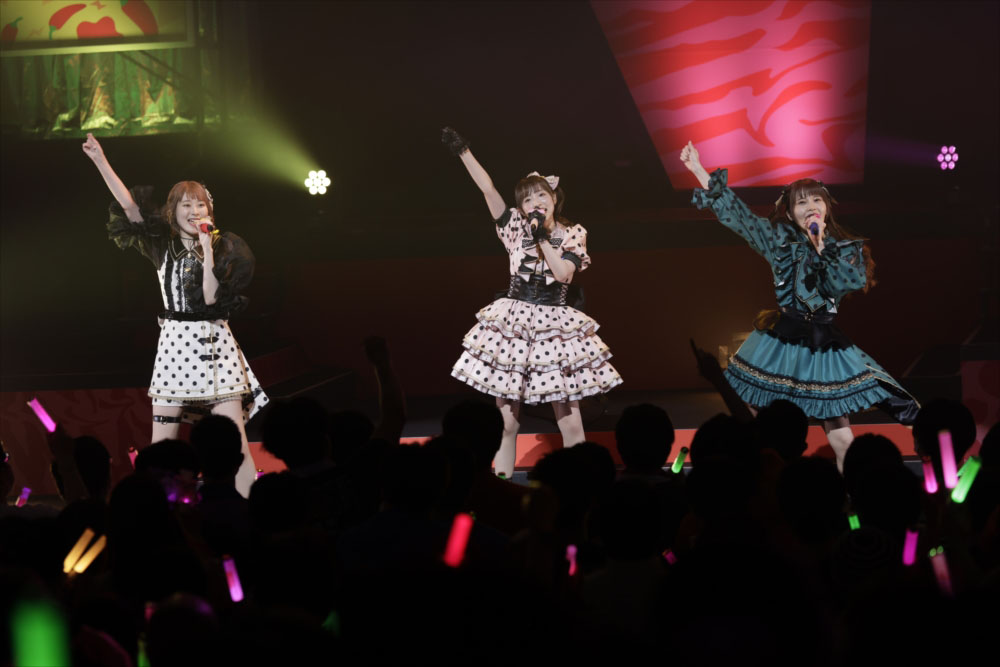 「NonSugar 2nd EVENT『ノンスイートホットペッパーチリペッパー！』byプリパラ」にて、NonSugar。左から太陽ペッパー役の山下七海、真中のん役の田中美海、月川ちり役の大森日雅。