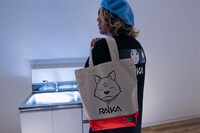 半袖Tシャツ、トートバッグの使用イメージ。