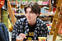 翔演じる望月レイ。