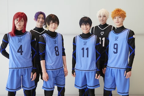 舞台「ブルーロック」記者会見より。前列左から千切豹馬役の佐伯亮、蜂楽廻役の佐藤信長、潔世一役の竹中凌平、國神錬介役の松田昇大。後列左から御影玲王役の菊池修司、凪誠士郎役の小坂涼太郎。 (c)金城宗幸・ノ村優介・講談社／舞台「ブルーロック」製作委員会