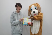 パーソナリティの吉田尚記（左）と犬の着ぐるみを着用したつづ井（右）。