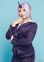 吉川友扮するシオン。