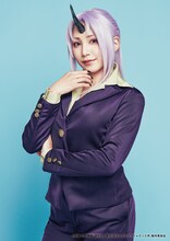 吉川友扮するシオン。