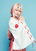 篠崎彩奈（AKB48）扮するシュナ。