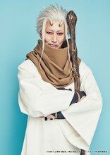 萩野崇扮するハクロウ。