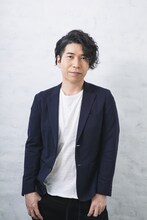 加藤役の新垣樽助。