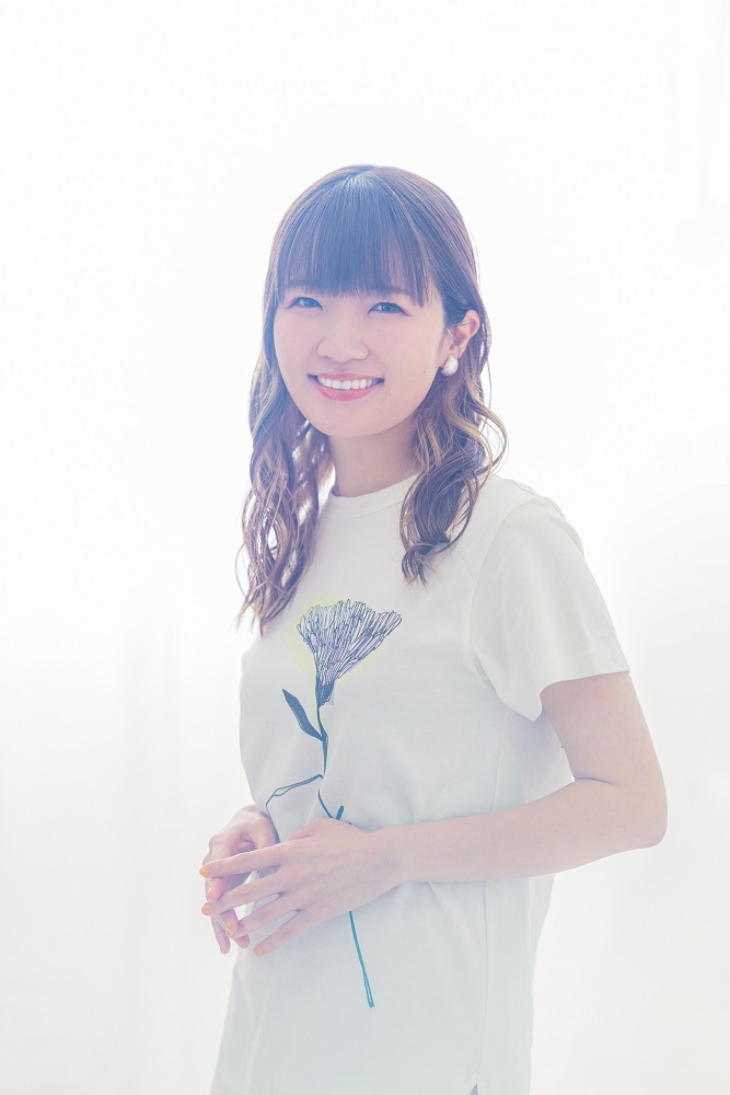 鈴木役の種崎敦美。