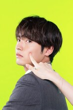 赤楚衛二扮する向井悟のビジュアル。単行本1巻の表紙が再現された。