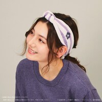 ルームウェアとヘアバンドの着用例。