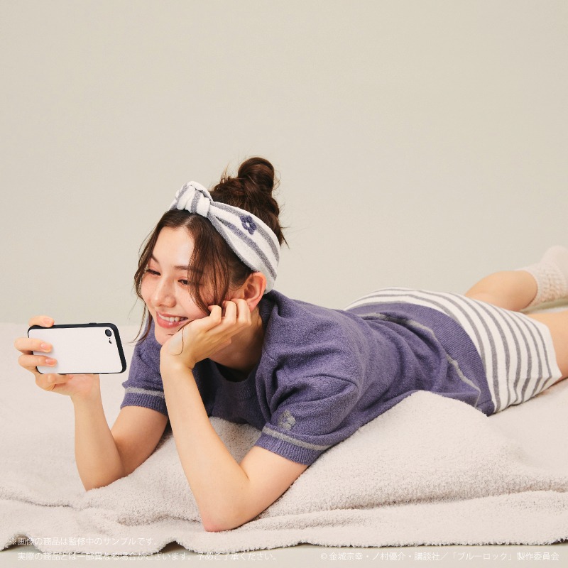 ルームウェアとヘアバンドの着用例。