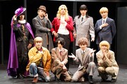 「ステージ『エロイカより愛をこめて』」メインキャストの集合写真。