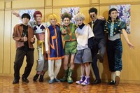 初日会見の様子。左から丘山晴己扮するヒソカ、小越勇輝扮するクラピカ、大友至恩扮するゴン、阿久津仁愛扮するキルア、近藤頌利扮するレオリオ、上田堪大扮するイルミ。