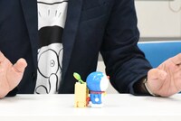 「完全変形ドラえもん」を変形させる様子。